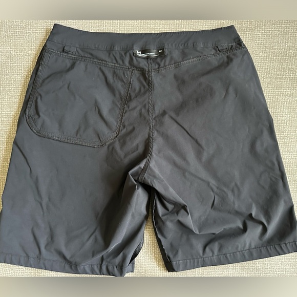Under Armour Men’s Black Flat Front Lightweight Short Size 34 - Picture 6 of 10